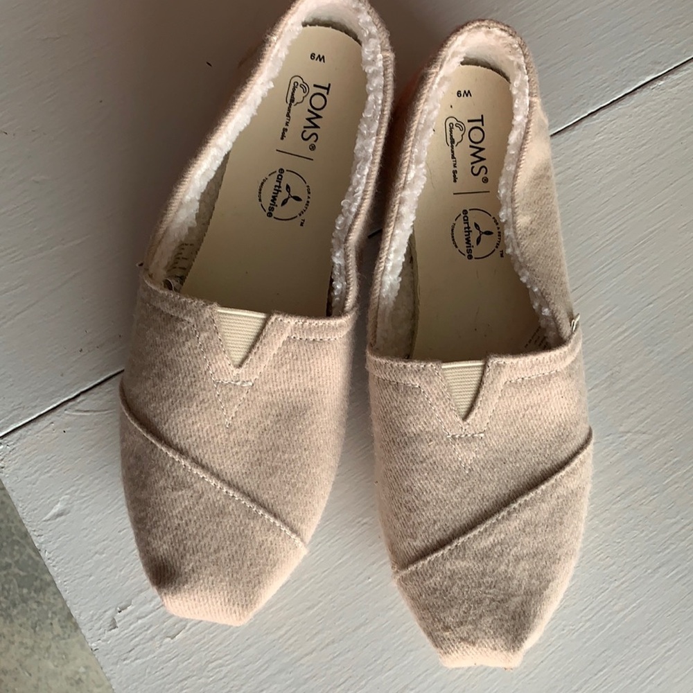 TOMS size 6m shoe